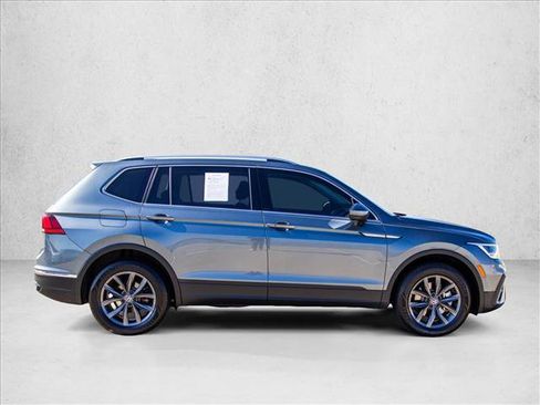 Used 2023 Volkswagen Tiguan SE w/ Panoramic Sunroof Package FWD image 4