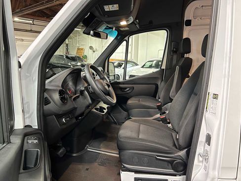 Used 2025 Mercedes-Benz Sprinter 2500 image 22
