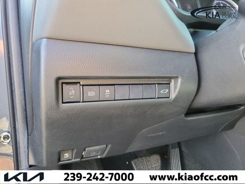 Used 2021 Toyota Venza LE AWD/4WD image 24