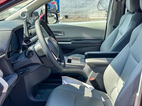Used 2024 Toyota Sienna XLE w/ XLE Plus Package FWD image 18
