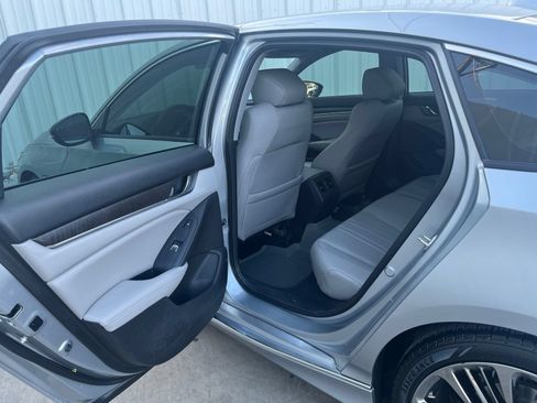 Used 2018 Honda Accord Touring image 12