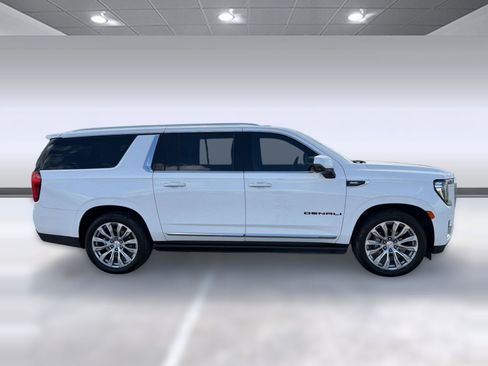 Used 2022 GMC Yukon XL Denali w/ Denali Premium Package image 7