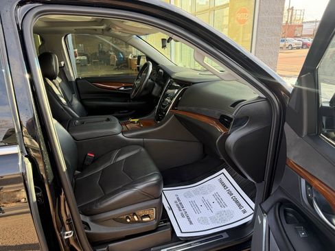 Used 2017 Cadillac Escalade Luxury AWD/4WD image 6