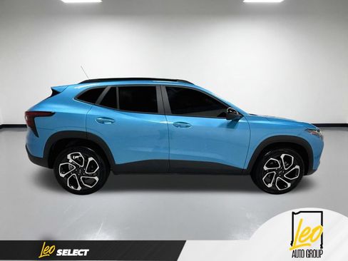 Used 2025 Chevrolet Trax RS w/ Sunroof Package FWD image 6