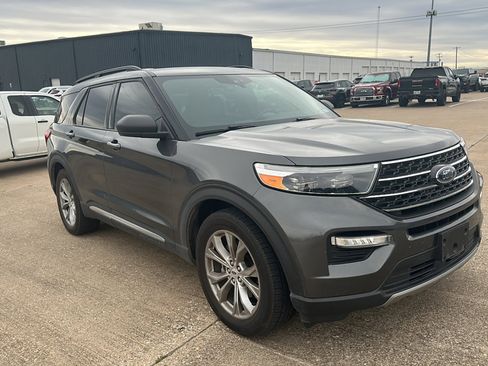 Used 2020 Ford Explorer XLT w/ Equipment Group 202A image 3