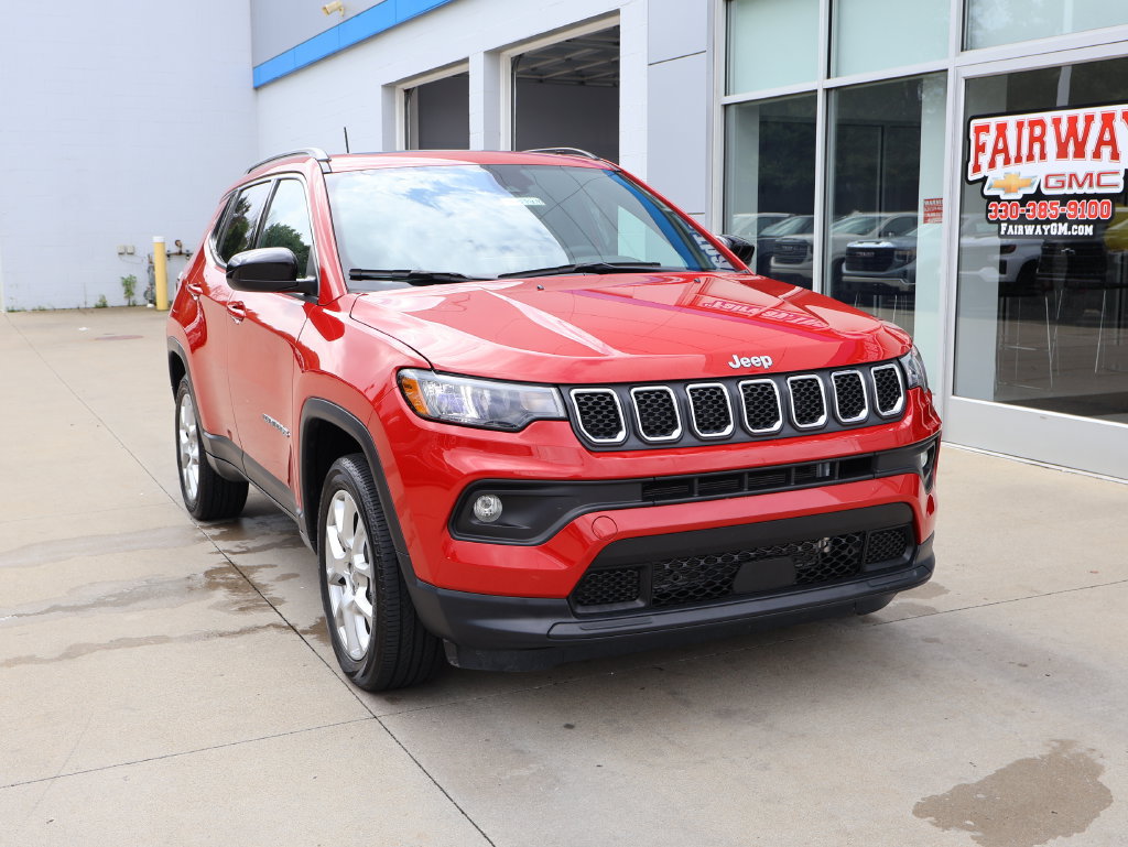 Used 2024 Jeep Compass Latitude w/ Sun and Sound Group AWD/4WD image 2
