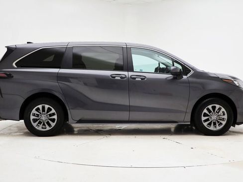 Used 2025 Toyota Sienna LE image 3