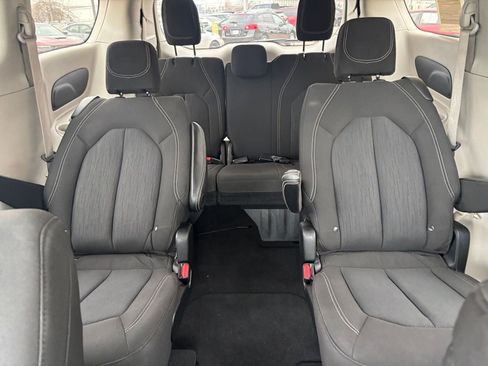 Used 2023 Chrysler Voyager LX image 41