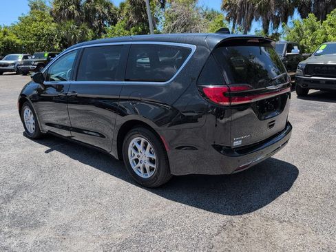 Used 2023 Chrysler Pacifica Touring-L FWD image 5