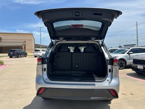 Used 2022 Toyota Highlander L FWD image 9