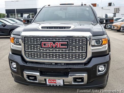 Used 2019 GMC Sierra 2500 Denali w/ Duramax Plus Package AWD/4WD image 6