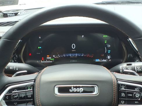Used 2025 Jeep Grand Cherokee Summit AWD/4WD image 13
