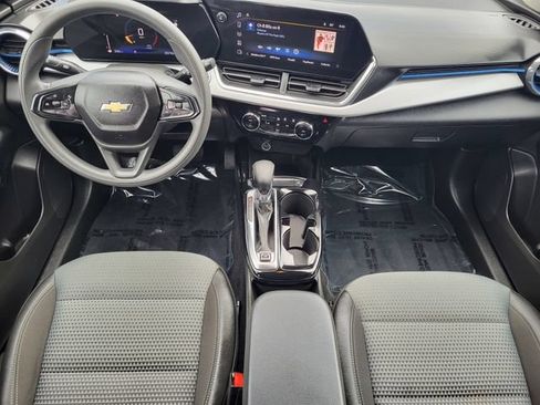 Used 2025 Chevrolet Trax LT FWD image 20
