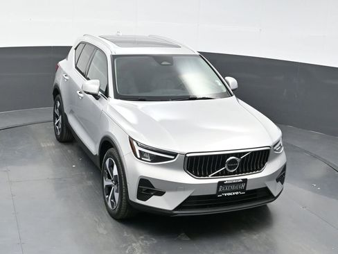Used 2025 Volvo XC40 B5 Plus image 26