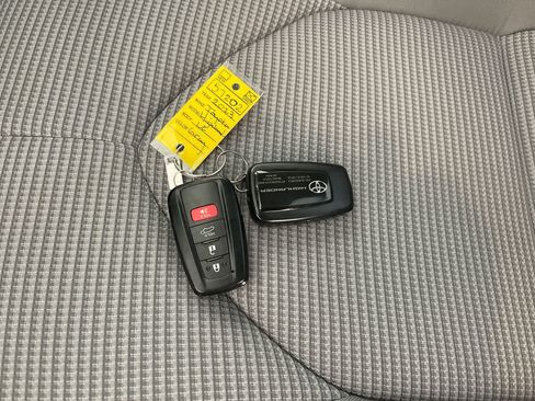 Used 2023 Toyota Highlander LE AWD/4WD image 27