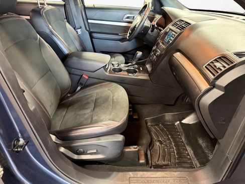 Used 2019 Ford Explorer XLT w/ Equipment Group 202A AWD/4WD image 9