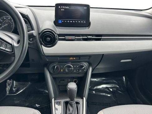 Used 2020 Toyota Yaris L image 13