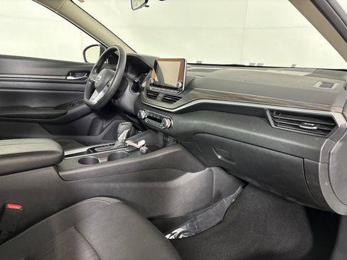 Used 2025 Nissan Altima 2.5 SV FWD image 31