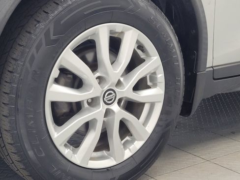 Used 2020 Nissan Rogue SV FWD image 31