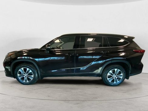 Used 2022 Toyota Highlander XLE AWD/4WD image 2