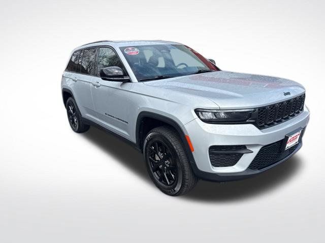 Used 2025 Jeep Grand Cherokee Altitude AWD/4WD image 8