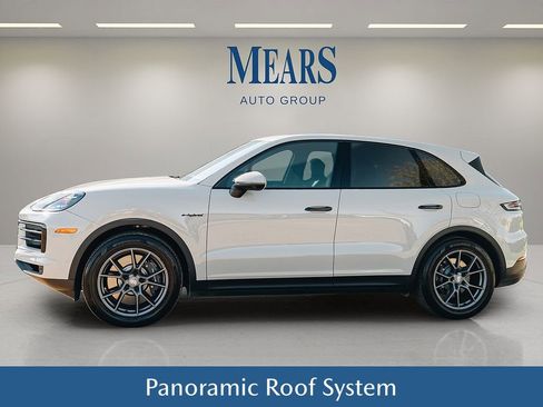 Used 2024 Porsche Cayenne w/ Premium Package image 9