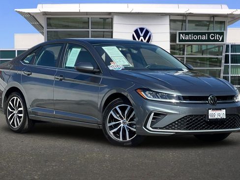 Certified 2025 Volkswagen Jetta SE image 2