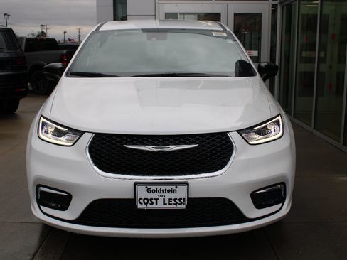 New 2026 Chrysler Pacifica Select image 2