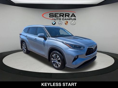 Used 2021 Toyota Highlander XLE AWD/4WD image 14