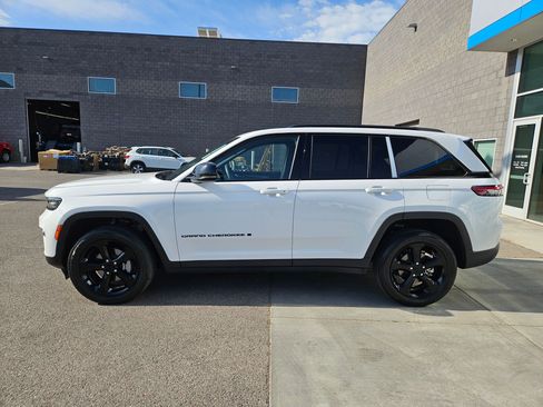 Used 2023 Jeep Grand Cherokee Altitude AWD/4WD image 10
