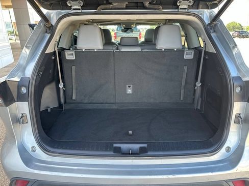 Used 2020 Toyota Highlander XLE FWD image 17