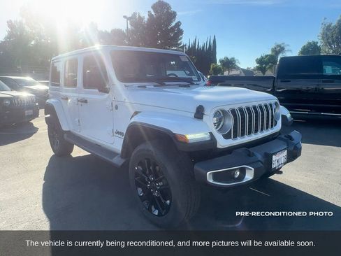 Used 2025 Jeep Wrangler Unlimited Sahara AWD/4WD image 8