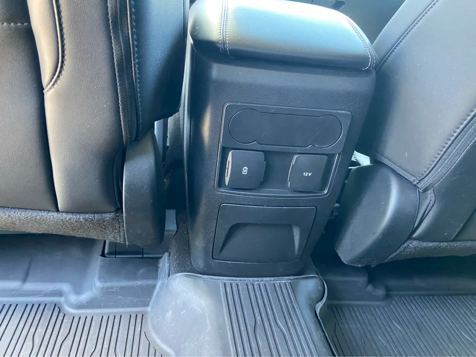Used 2023 Ford Explorer XLT w/ Equipment Group 202A AWD/4WD image 18