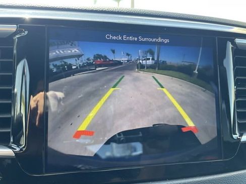 Used 2018 Chrysler Pacifica Touring-L Plus FWD image 15
