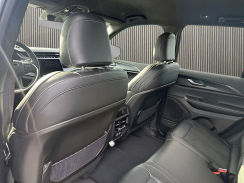 New 2025 Jeep Grand Cherokee Altitude image 18