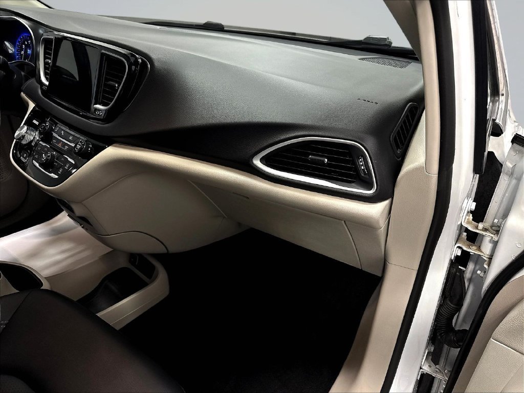 Used 2024 Chrysler Pacifica Touring-L FWD image 30