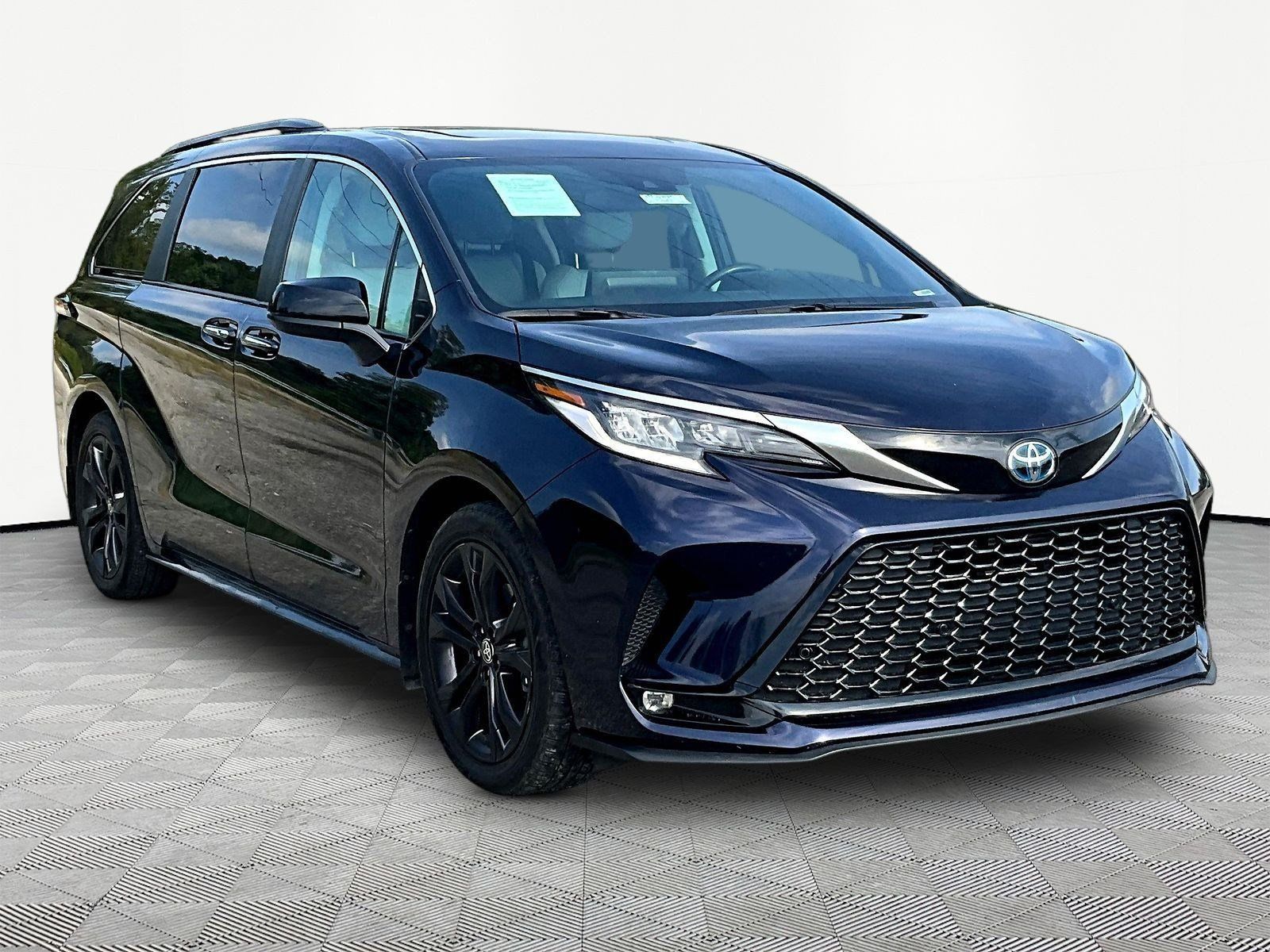Used 2023 Toyota Sienna XSE FWD image 11