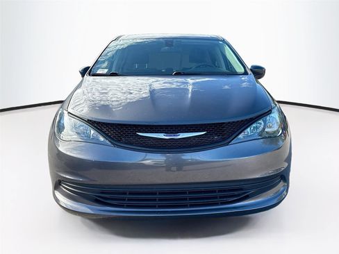 Used 2020 Chrysler Voyager L image 2