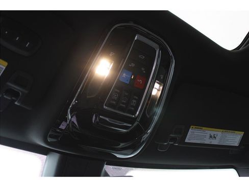 Used 2022 Jeep Grand Cherokee Overland w/ Luxury Tech Group IV AWD/4WD image 11