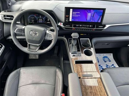 Used 2025 Toyota Sienna Platinum image 16