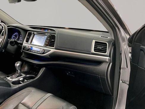 Used 2018 Toyota Highlander SE image 23