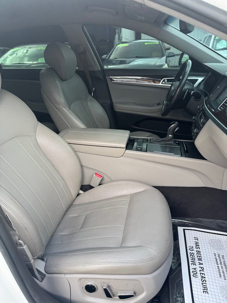 Used 2016 Hyundai Genesis 3.8 RWD image 10