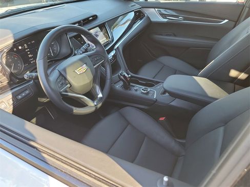 Used 2025 Cadillac XT6 Sport w/ Technology Package image 10
