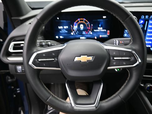 Used 2025 Chevrolet Traverse LT image 16