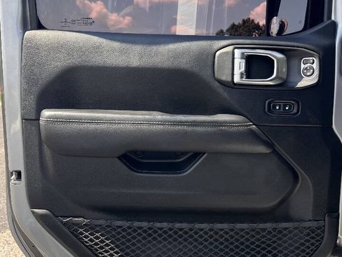Used 2018 Jeep Wrangler Unlimited Sahara AWD/4WD image 12