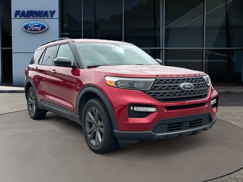 Used 2022 Ford Explorer XLT w/ Equipment Group 202A AWD/4WD image 3