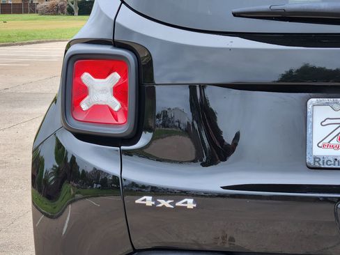 Used 2023 Jeep Renegade Latitude w/ Sun/Sound Group image 15