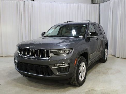 Used 2022 Jeep Grand Cherokee Limited w/ Luxury Tech Group II image 36