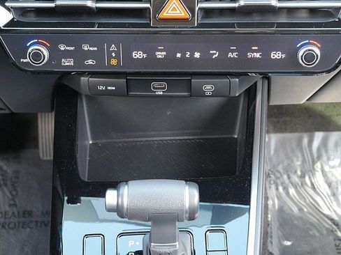 Used 2024 Kia Niro LX image 21