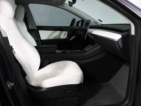 Used 2022 Tesla Model Y Performance image 16